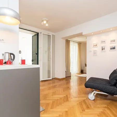 Daire Luxury Bonbon Next To Banje And Old Town, Great Location *