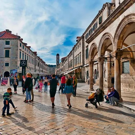 Daire Luxury Bonbon Next To Banje And Old Town, Great Location *